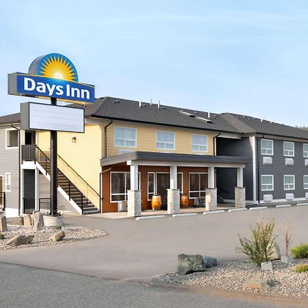 Days Inn By Wyndham 100 Mile House Екстер'єр фото