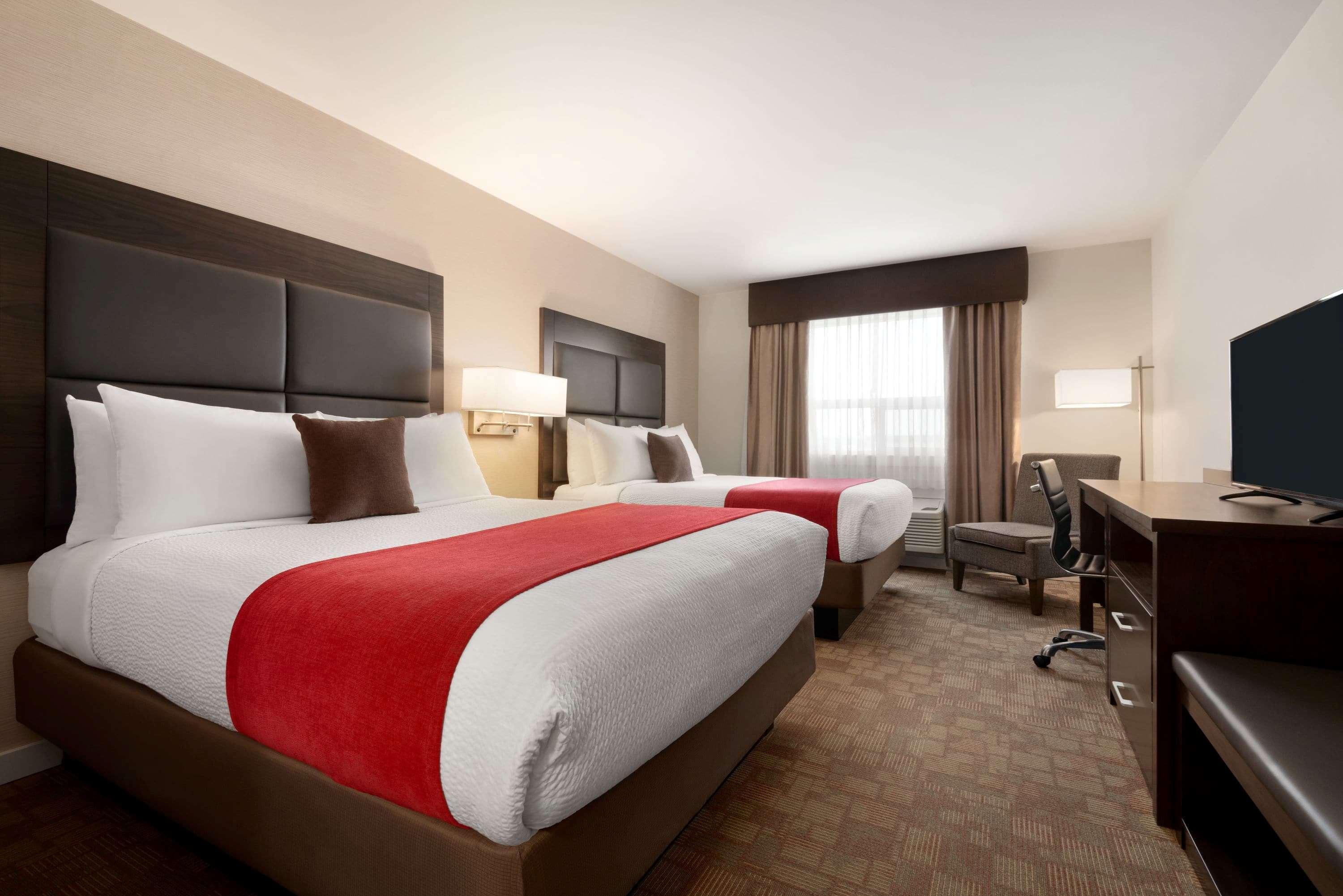 Days Inn By Wyndham 100 Mile House Екстер'єр фото