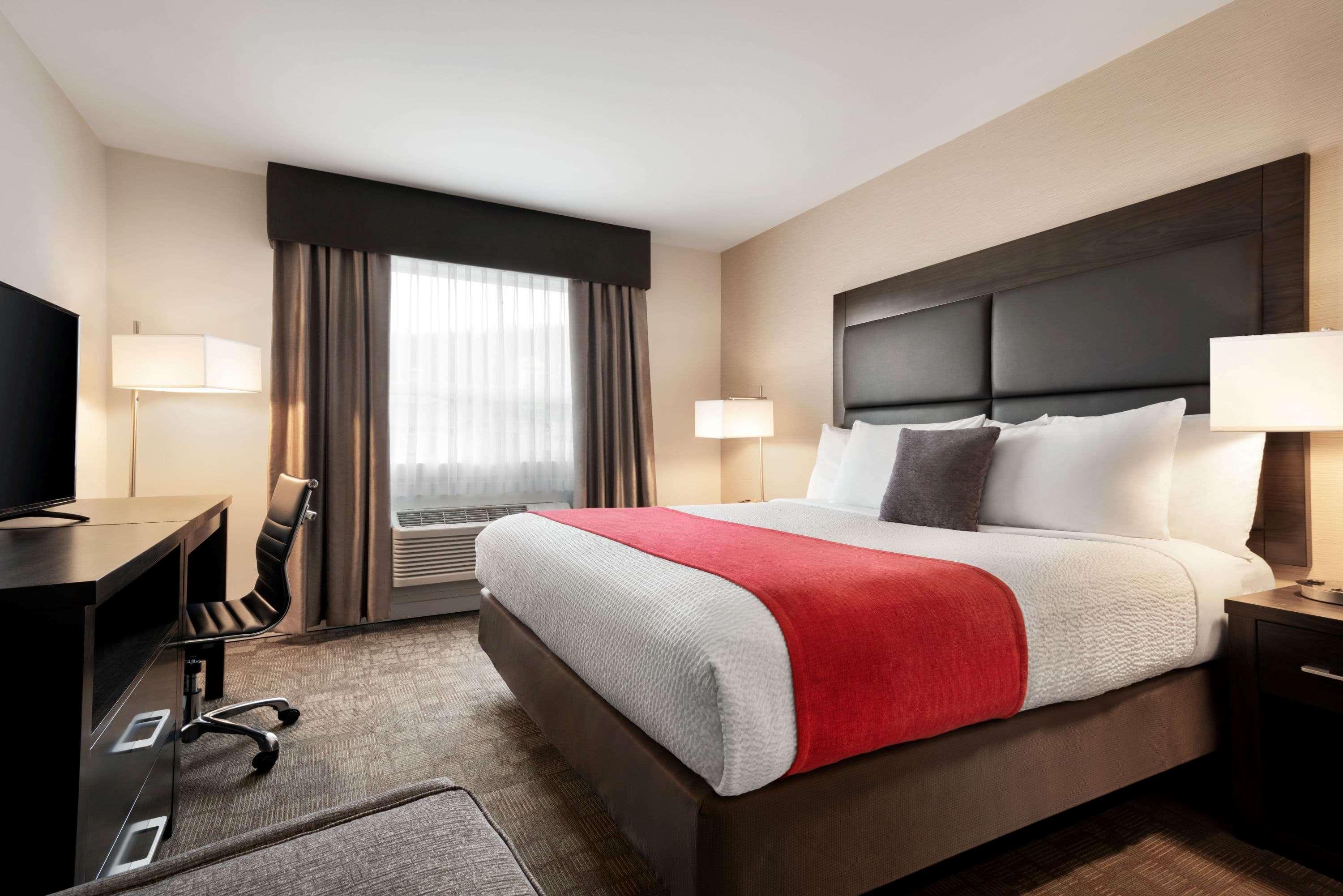 Days Inn By Wyndham 100 Mile House Екстер'єр фото