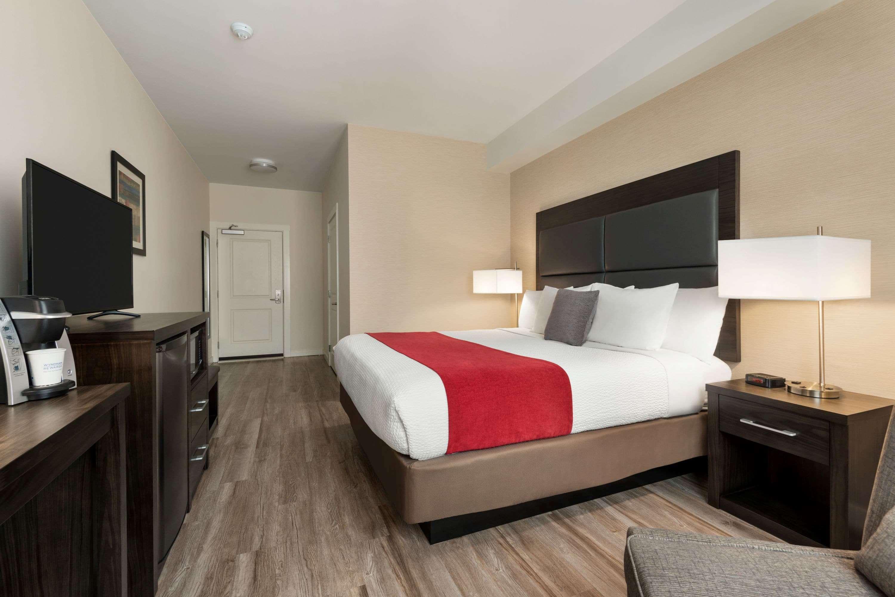 Days Inn By Wyndham 100 Mile House Екстер'єр фото