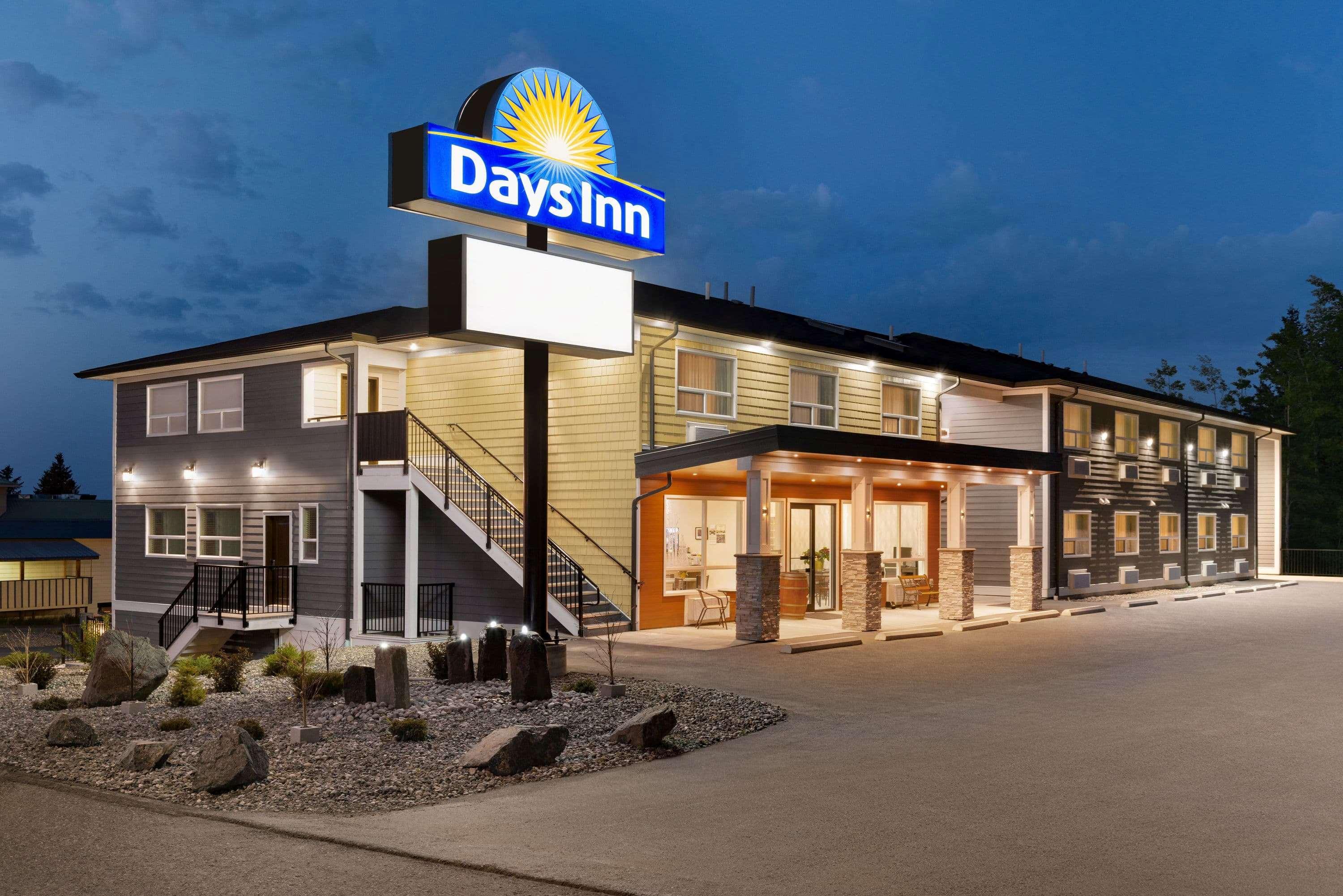 Days Inn By Wyndham 100 Mile House Екстер'єр фото