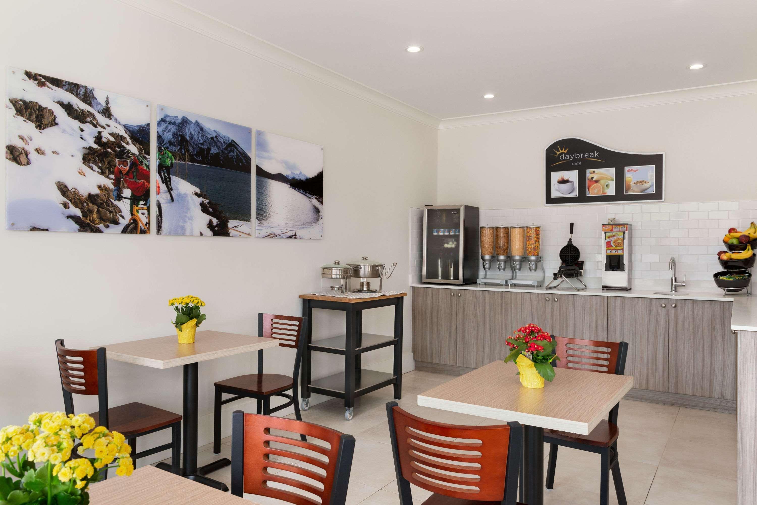 Days Inn By Wyndham 100 Mile House Екстер'єр фото