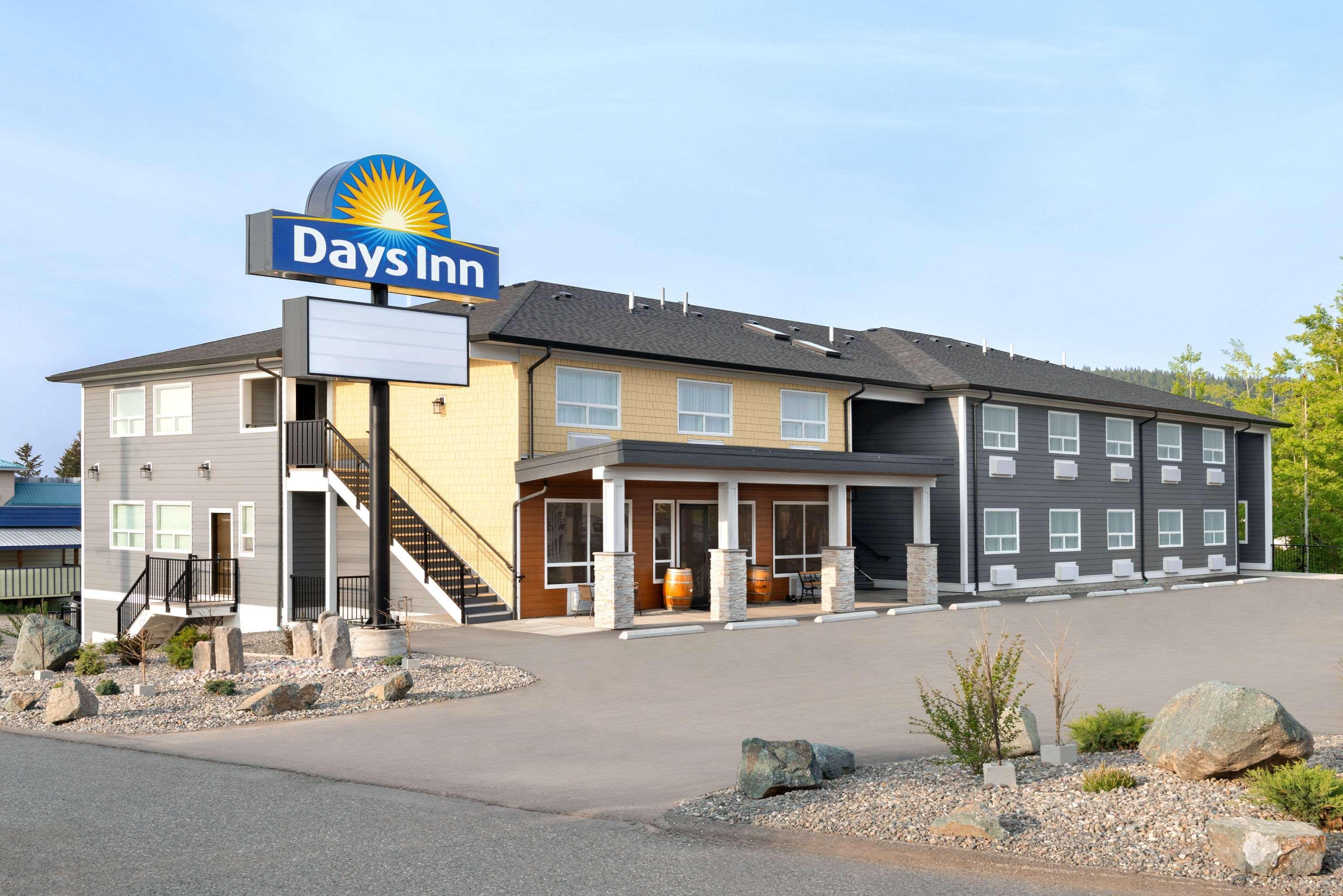 Days Inn By Wyndham 100 Mile House Екстер'єр фото