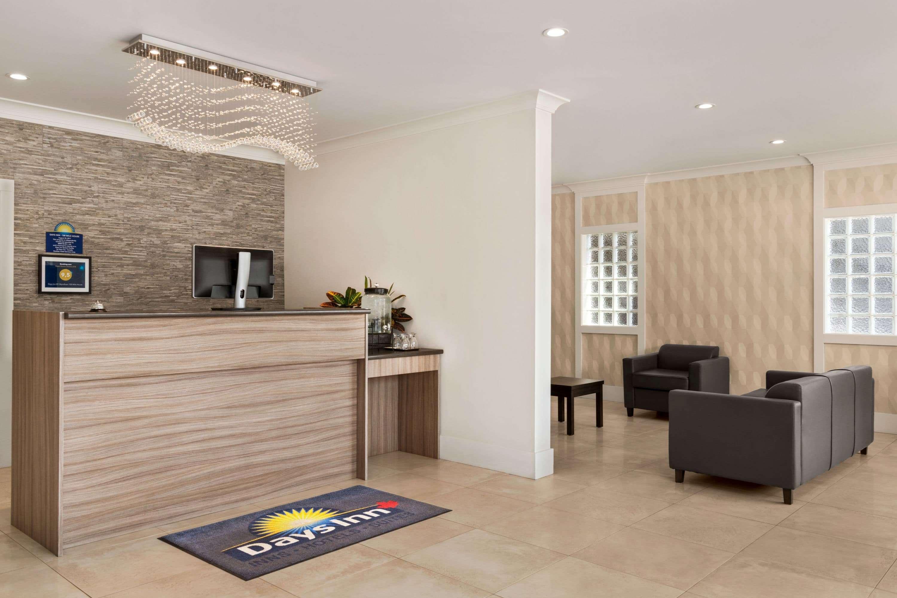 Days Inn By Wyndham 100 Mile House Екстер'єр фото
