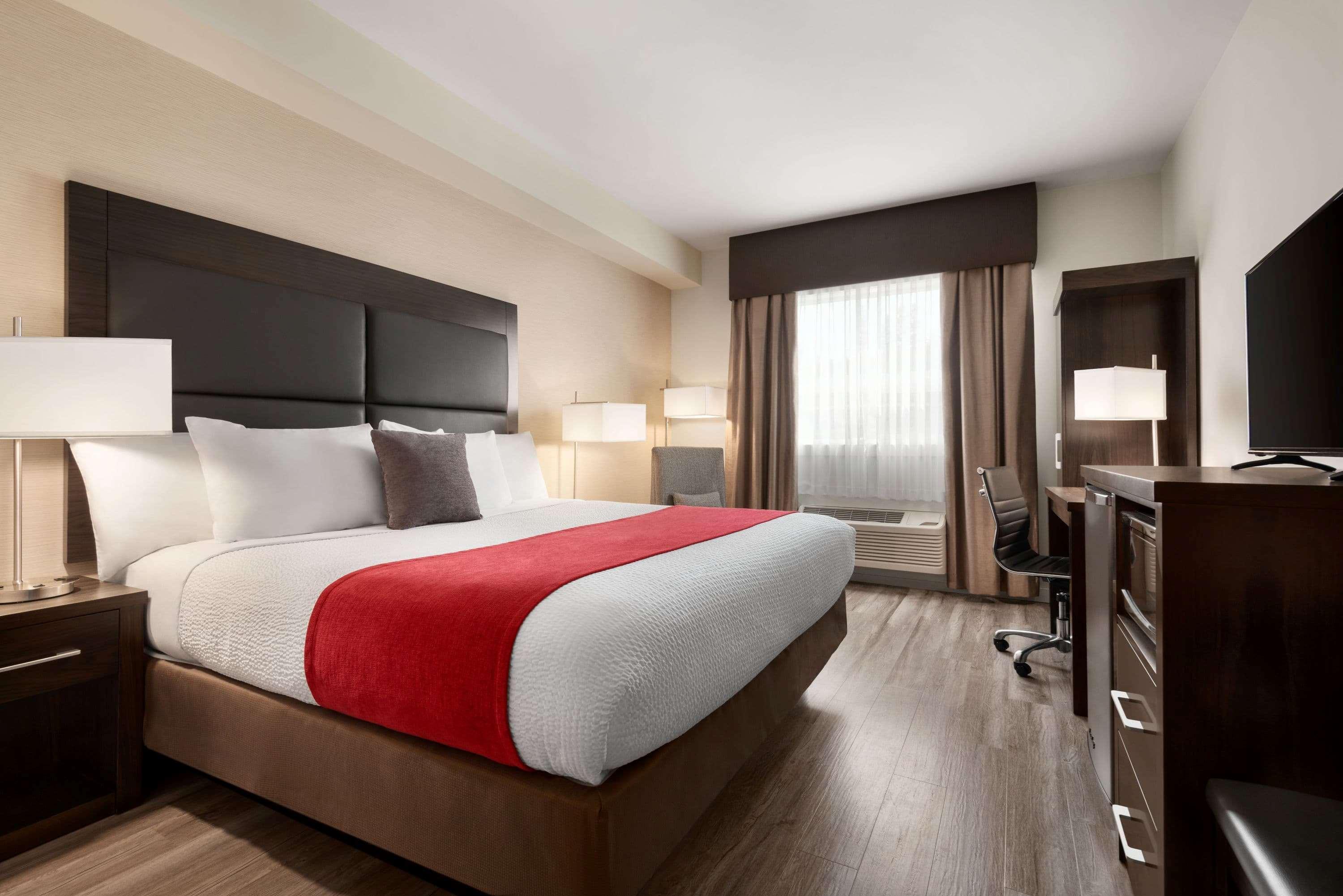 Days Inn By Wyndham 100 Mile House Екстер'єр фото