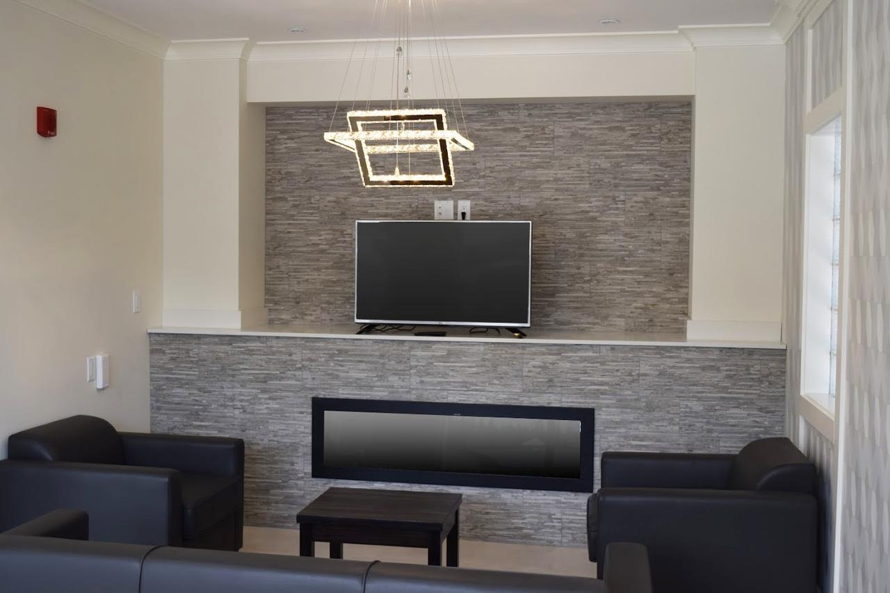 Days Inn By Wyndham 100 Mile House Екстер'єр фото
